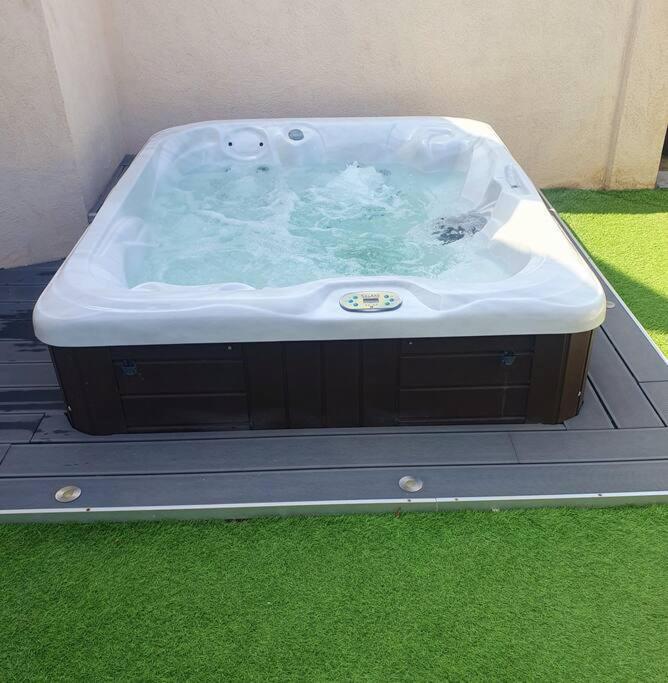 Joli De 3 Climatise Avec Jacuzzi Holiday home Marignane