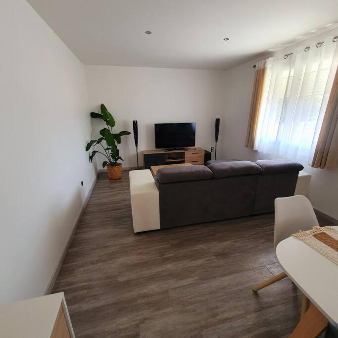 Joli De 3 Climatise Avec Jacuzzi Holiday home